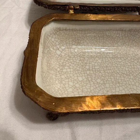 Vintage Blue and Gold Footed Porcelain Trinket Box – Hollywood Regency Style - Picture 5 of 8